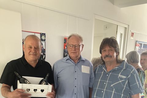 Die Feuerwehr überreicht eine Geschenkkiste an Albert Decker.