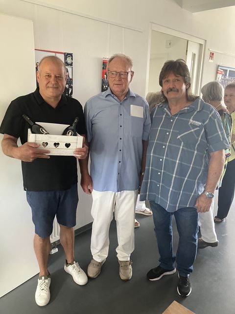 Die Feuerwehr überreicht eine Geschenkkiste an Albert Decker.
