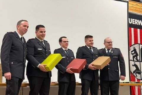 Präsentübergabe an Kameraden
