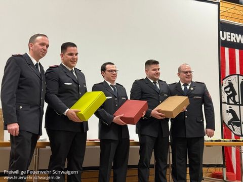 Präsentübergabe an Kameraden