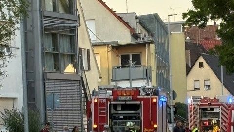 Feuerwehrfahrzeuge der Freiwilligen Feuerwehr Schwaigern vor dem ASB Haus für Pflege und Gesundheit während einer Einsatzübung.