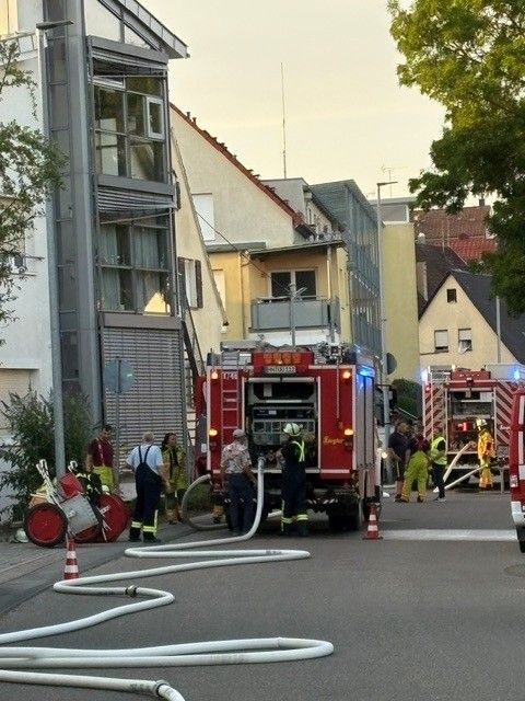 Feuerwehrfahrzeuge der Freiwilligen Feuerwehr Schwaigern vor dem ASB Haus für Pflege und Gesundheit während einer Einsatzübung.