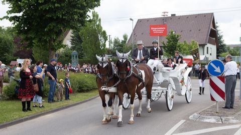 001 Der Festzug beginnt um 14 Uhr