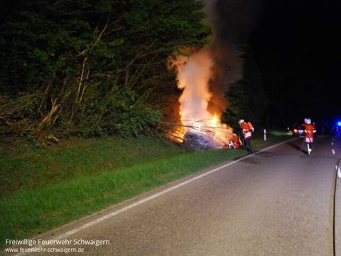 02.05.2012 – Autofahrerin schwer verletzt, PKW brennt vollständig aus
