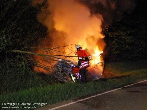 02.05.2012 – Autofahrerin schwer verletzt, PKW brennt vollständig aus