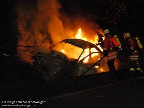 02.05.2012 – Autofahrerin schwer verletzt, PKW brennt vollständig aus