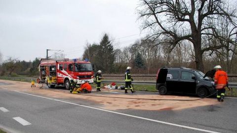 05.04.2013 – Fahrer nach Unfall im Fahrzeug blockiert