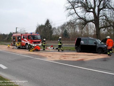 05.04.2013 – Fahrer nach Unfall im Fahrzeug blockiert