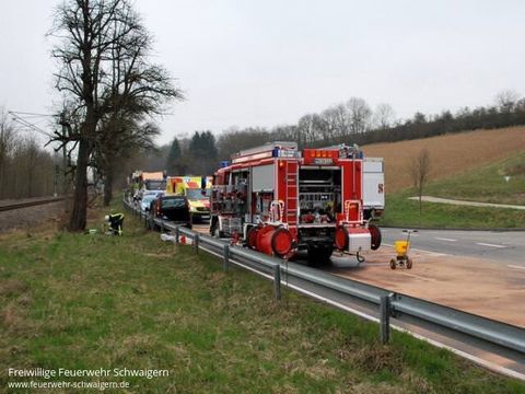 05.04.2013 – Fahrer nach Unfall im Fahrzeug blockiert