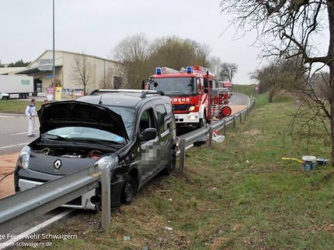 05.04.2013 – Fahrer nach Unfall im Fahrzeug blockiert