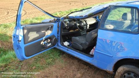 12.04.2013 – PKW überschlägt sich - Fahrerin eingeklemmt
