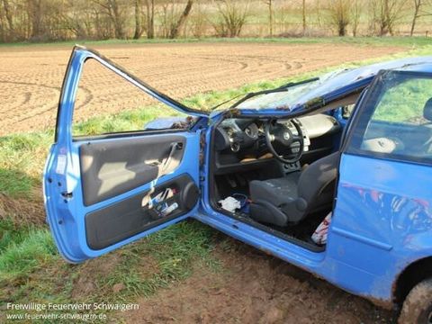 12.04.2013 – PKW überschlägt sich - Fahrerin eingeklemmt