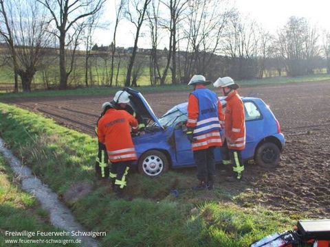 12.04.2013 – PKW überschlägt sich - Fahrerin eingeklemmt