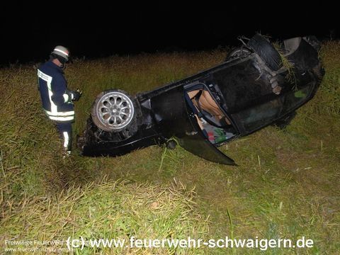 14.07.2013 – PKW landet in Rapsfeld