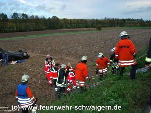 29.10.2013 – PKW stürzt über Böschung