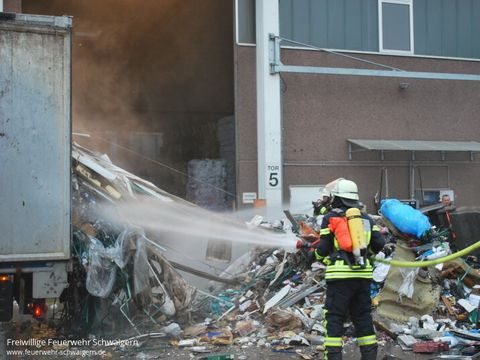 05.12.2013 – Ladung eines LKW brennt