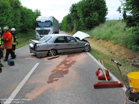 28.05.2014 – Auslaufender Kraftstoff nach Verkehrsunfall