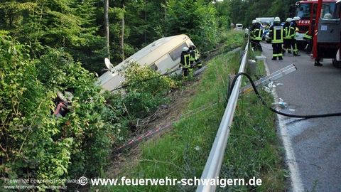 02.07.2014 – Wohnwagengespann stürzt in steile Böschung