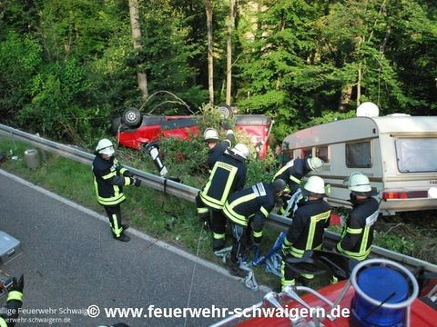 02.07.2014 – Wohnwagengespann stürzt in steile Böschung