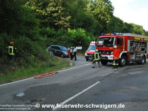 02.07.2014 – Wohnwagengespann stürzt in steile Böschung