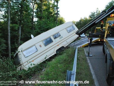02.07.2014 – Wohnwagengespann stürzt in steile Böschung