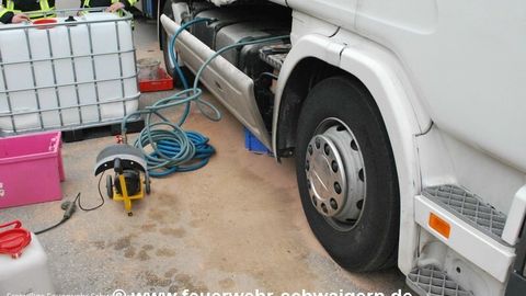 26.03.2015 – Aufgerissener Tank an einem LKW