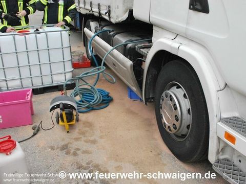 26.03.2015 – Aufgerissener Tank an einem LKW