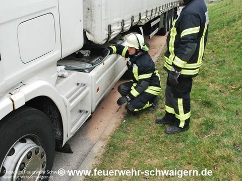 26.03.2015 – Aufgerissener Tank an einem LKW