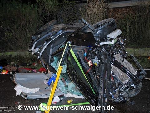 29.03.2015 – Verletzte Person aus Unfallfahrzeug befreit