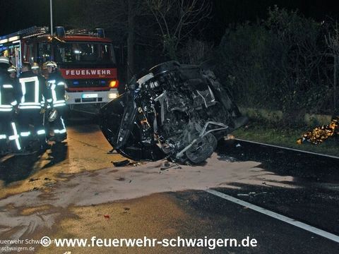 29.03.2015 – Verletzte Person aus Unfallfahrzeug befreit