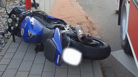16.10.2017 – Motorradfahrer nach Kontakt mit Bordstein verunglückt