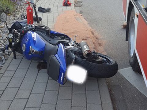 16.10.2017 – Motorradfahrer nach Kontakt mit Bordstein verunglückt