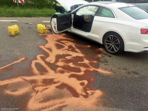 02.05.2018 – Auslaufende Betriebsstoffe nach Verkehrsunfall