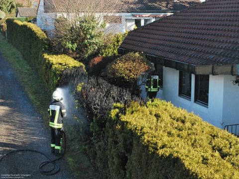 17.02.2019 – Brand einer Tujahecke