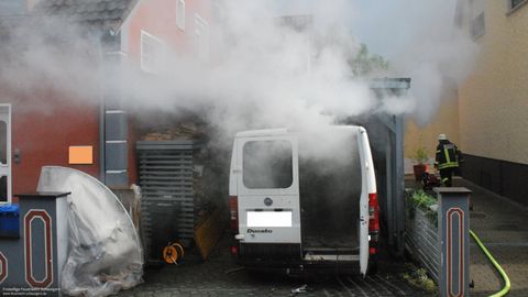 11.05.2019 – Transporter brennt unter Carport