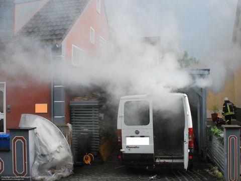 11.05.2019 – Transporter brennt unter Carport