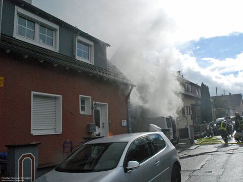 11.05.2019 – Transporter brennt unter Carport