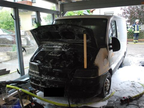 11.05.2019 – Transporter brennt unter Carport