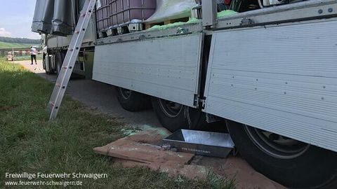 17.07.2019 – Behälter undicht: Lkw verliert Flüssigkeit bei Eberstadt