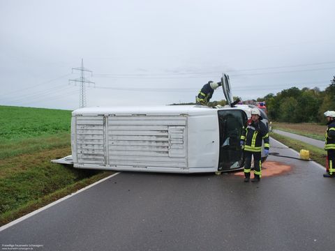 19.10.2019 – Lieferwagen überschlägt sich