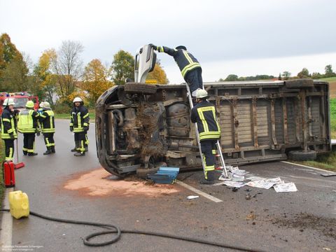 19.10.2019 – Lieferwagen überschlägt sich