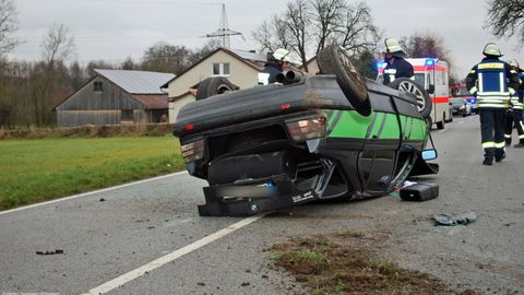 27.12.2019 – PKW kommt von der Fahrbahn ab und überschlägt sich