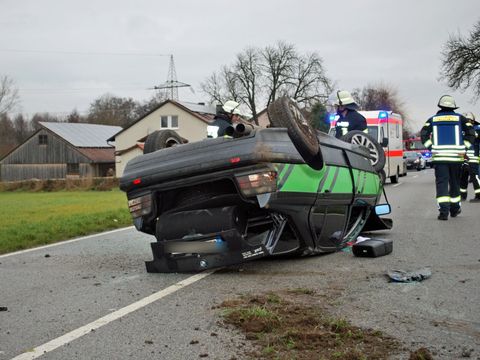 27.12.2019 – PKW kommt von der Fahrbahn ab und überschlägt sich