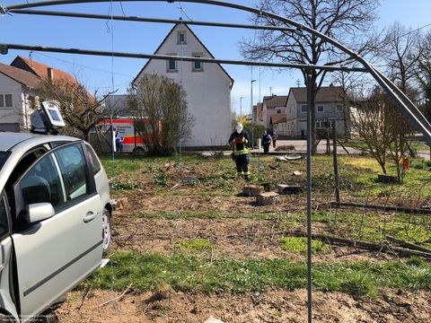 31.03.2021 – Mörikestraße: PKW landet im Garten