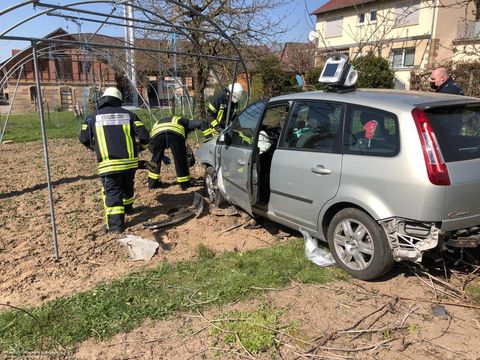 31.03.2021 – Mörikestraße: PKW landet im Garten