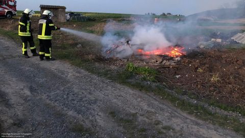 24.04.2021 – Alte Holzhütte brennt ab