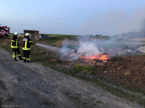 24.04.2021 – Alte Holzhütte brennt ab