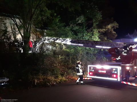 13.10.2021 – Person nach Treppensturz mit Drehleiter gerettet