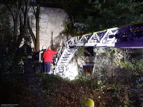 13.10.2021 – Person nach Treppensturz mit Drehleiter gerettet