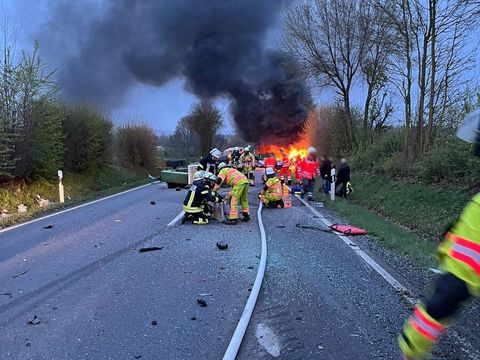 30.03.2024 – Auffahrunfall mit PKW-Brand auf B293
